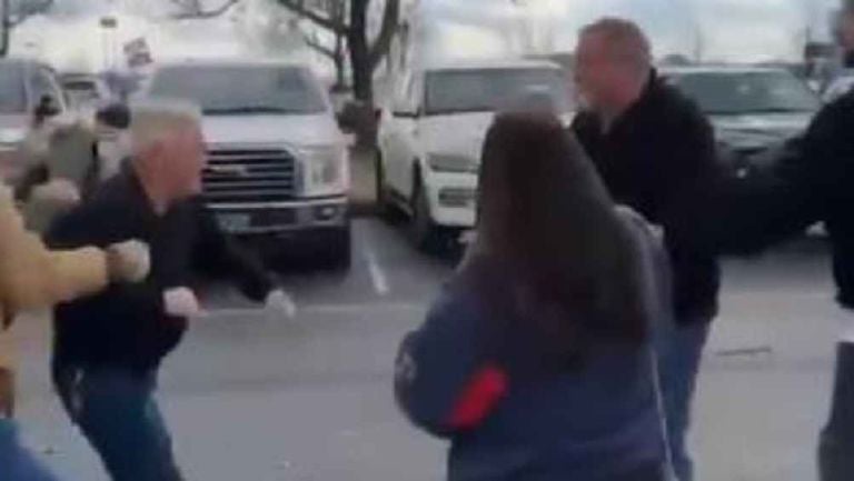 ¡Se armó la bronca! Aficionados de Titans llegaron a los golpes en el estacionamiento del estadio