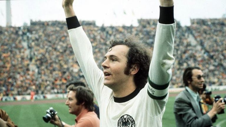 Franz Beckenbauer jugando con la Selección de Alemania