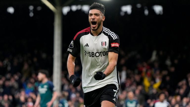 Raúl Jiménez falla una oportunidad de gol en la derrota del Fulham 