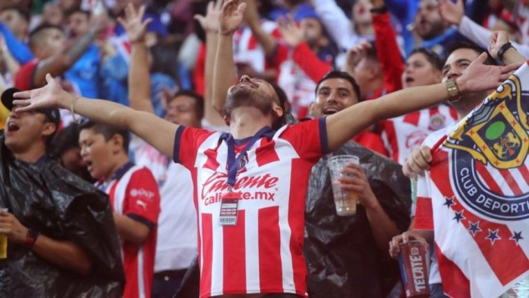 Barra de Chivas prepara colorido en la tribuna de cara al debut ante Santos 