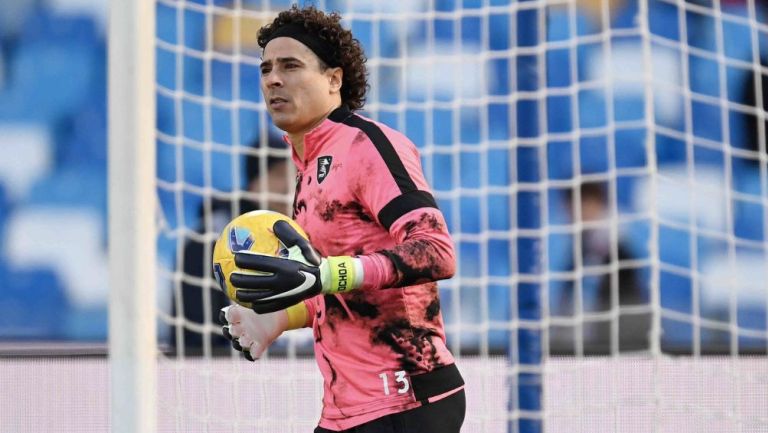 Ochoa en el calentamiento previo al juego ante Napoli