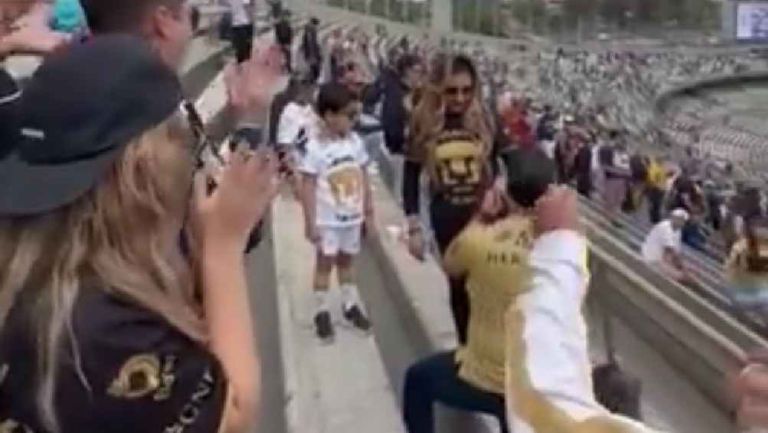 ¡Que viva el amor! Pareja se compromete en el partido de Pumas