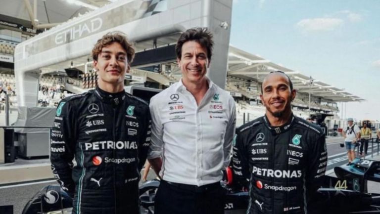 El directivo y los piloto de Mercedes 