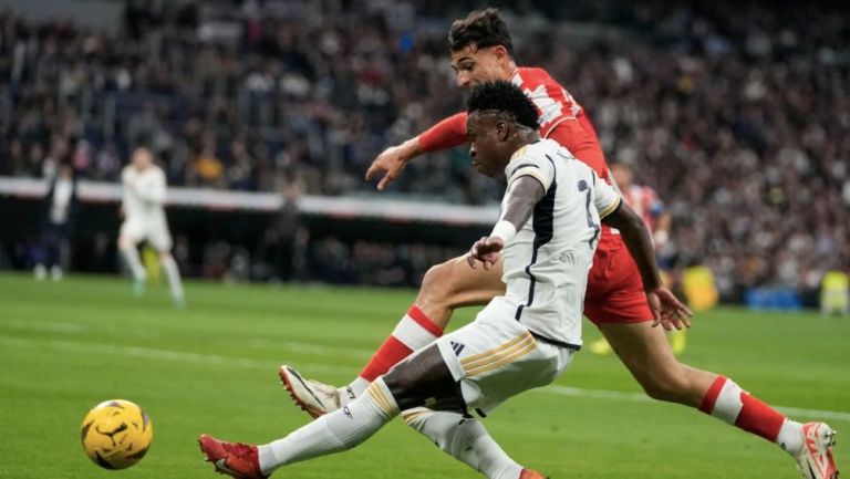 Pubill ante Vinicius Jr en el juego en el Bernabéu