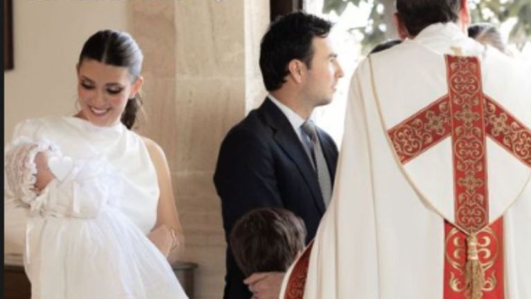 Carola y su hijo en su ceremonia de bautizo con Checo Pérez