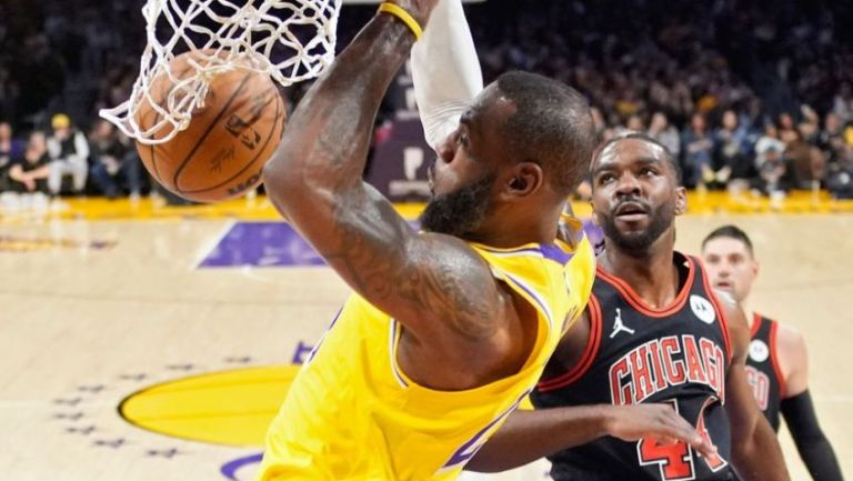 LeBron y Russell llevan a Lakers a triunfo 141-132 sobre Bulls