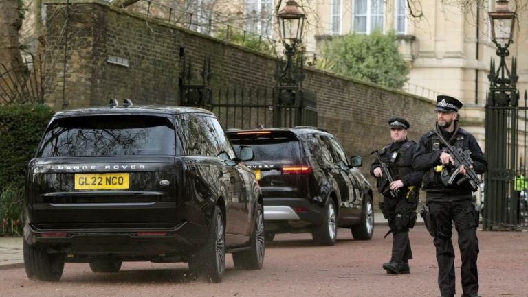 Príncipe Harry llega a Londres para reunirse con su padre, quien padece cáncer