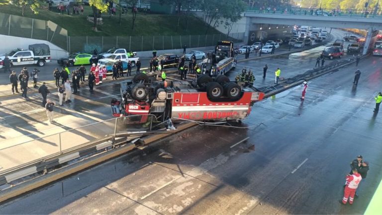 Vuelca camión de bomberos, y deja tres lesionados