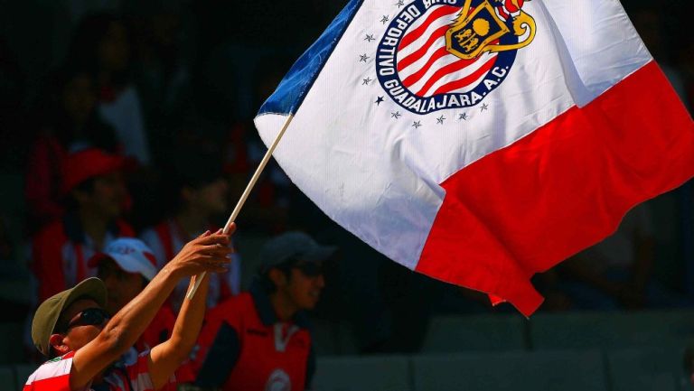 Barras de Chivas se niegan a ingresar ante negativa de colorido en la tribuna