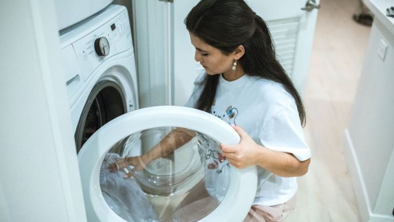 ¿Sabes cuánta agua gasta tu lavadora? Te decimos cómo reciclar esa agua