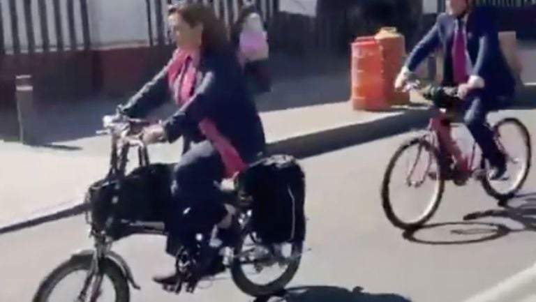 Xóchitl Gálvez llega al INE en bicicleta para registrar su candidatura a la Presidencia de México