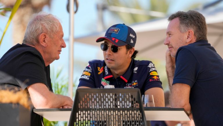 Helmut Marko pide a Checo Pérez "sacarse de la cabeza" a Max Verstappen