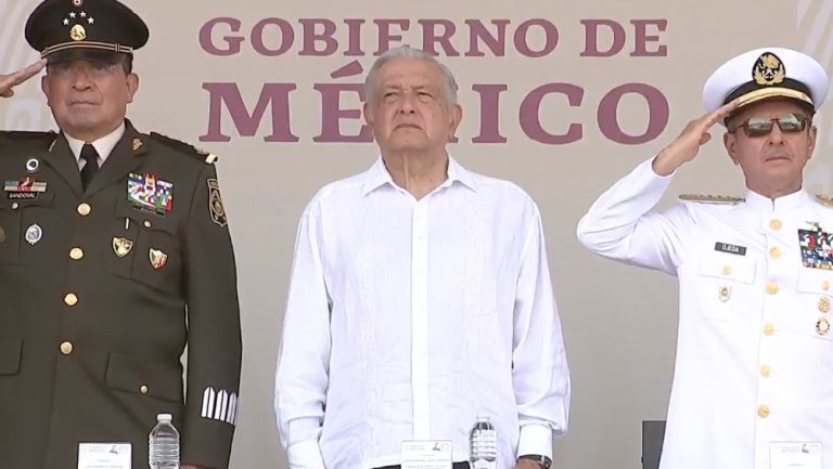 El mandatario encabezó la ceremonia del Día de la Bandera en Mazatlán.