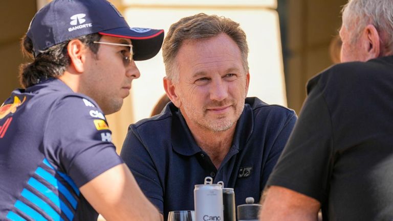 Christian Horner y Checo Pérez, en la pretemporada