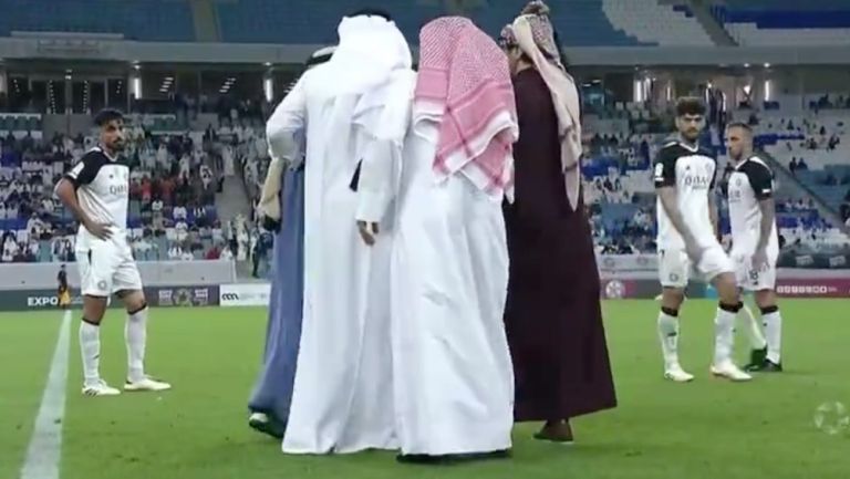 Presidente de Al-Wakrah, de Qatar Stars League, irrumpe en el campo para protestar