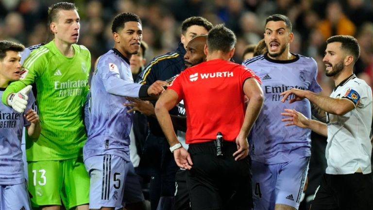 Vinicius Jr y Tchouameni arremeten contra el árbitro del Valencia vs Real Madrid tras la polémica