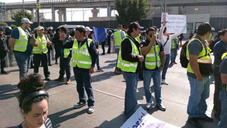 Trabajadores de Interjet cierran Circuito Interior y acaban a golpes con la policía