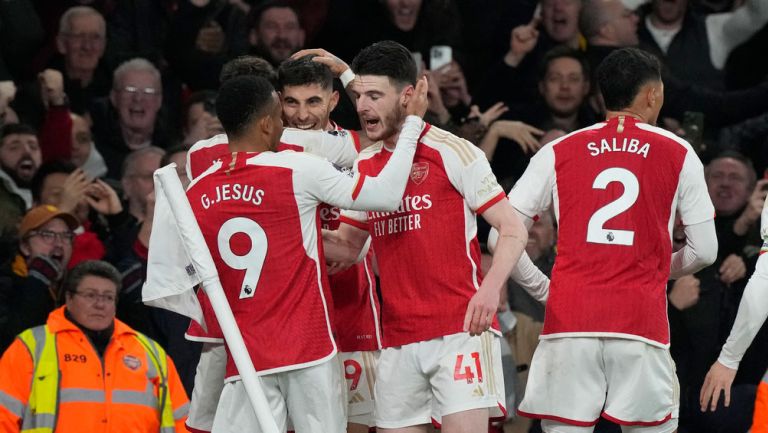 Arsenal firmó victoria sobre la hora ante el Brentford y 'duerme' en la cima de la Premier League