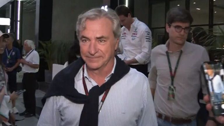 El papá y el manager de Sainz, al fondo se ve a Toto Wolff