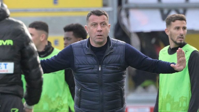 Lecce despide a su entrenador tras agresión a jugador de Hellas Verona