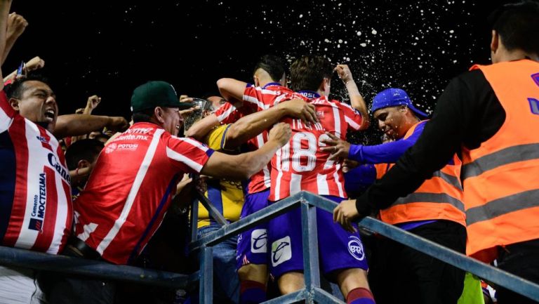 Euforia en el Alfonso Lastras: Jugadores de San Luis festejan gol en las gradas con la afición