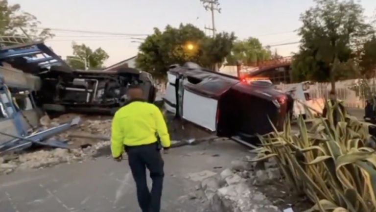 Vuelca tráiler al sur de la Ciudad de México, por exceso de velocidad