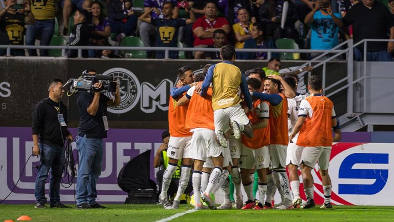 Los felinos celebran ante la mirada de los aficionados mazatlecos