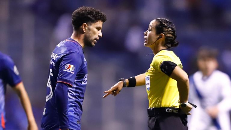 Revelan audios entre el VAR y Katia Itzel García en polémico penal del Cruz Azul Puebla