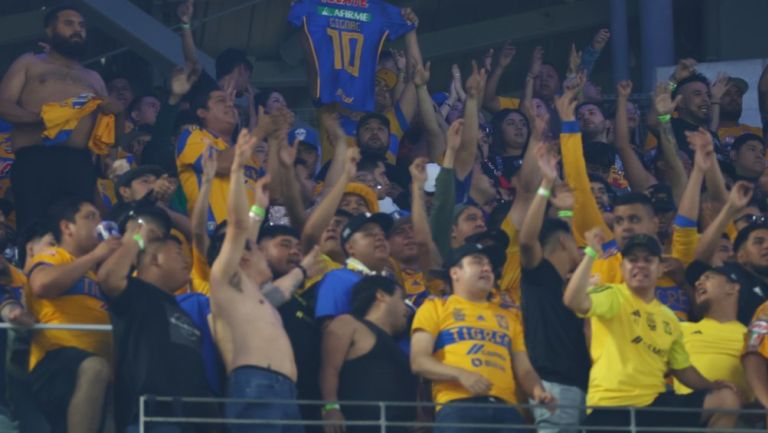 Aficionado de Tigres orina en vaso y lo arroja a seguidores de Rayados en Clásico Regio