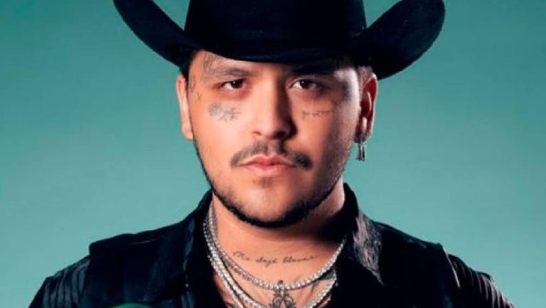 El cantante Christian Nodal publicó fotos en Instagram mostrando su rostro sin tatuajes