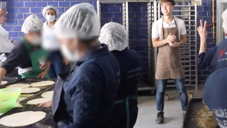 El chef Diego Alberto le enseñó a un grupo de mujeres preparar unas pizzas.