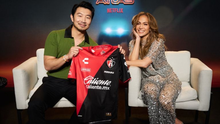 Jennifer López y 'Shang-Chi' posaron con la playera de Atlas para promover su nueva película