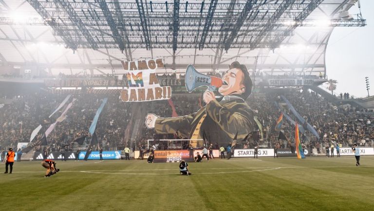 Este es el tifo de Juan Gabriel en el juego ante Dallas