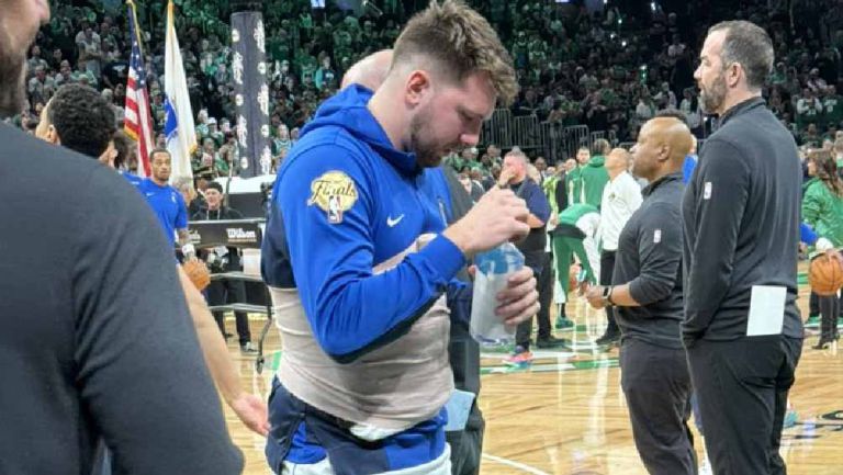 ¡Alerta para los Mavs! Luka Doncic fue vendado del abdomen y rodilla previo al Juego 2