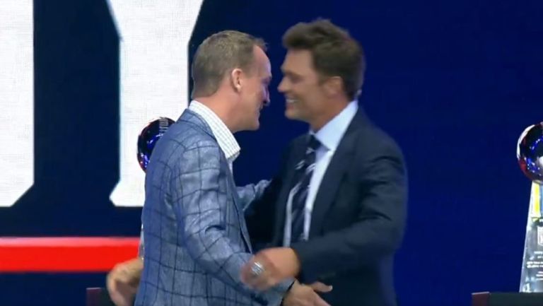 Peyton Manning sorprende a Tom Brady en su ceremonia de inducción al Salón de la Fama