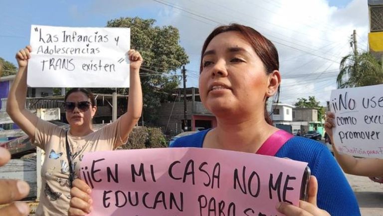 Madre de chico trans protesta afuera de las instalaciones del colegio