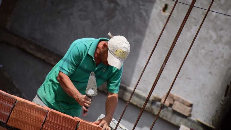 Entra en vigor reforma a la ley que impide trabajar más de 8 horas diarias sin pago extra 