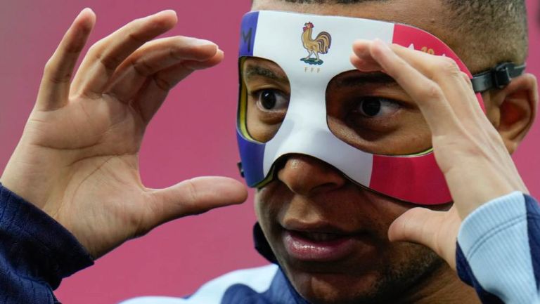 Kylian Mbappé entrena con máscara