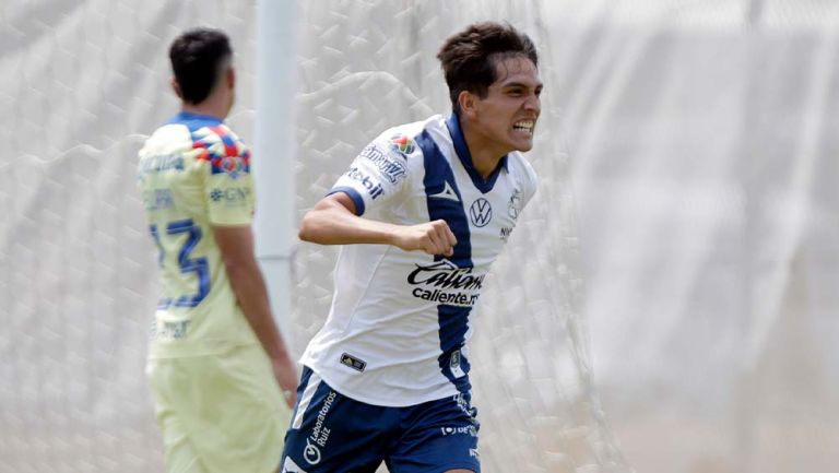 Fabrizzio Orozco, nuevo delantero de Cruz Azul, celebra un gol