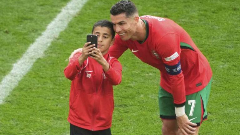 Cristiano Ronaldo recibió a pequeño que invadió el campo