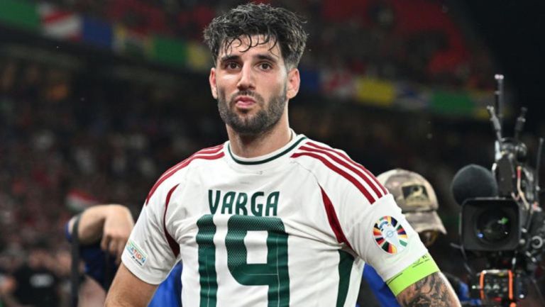 Dominik Szoboszlai con la playera de Barnabás Verga, compañero de selección