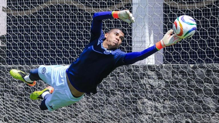 Kevin Mier, portero de Cruz Azul, durante un entrenamiento celeste