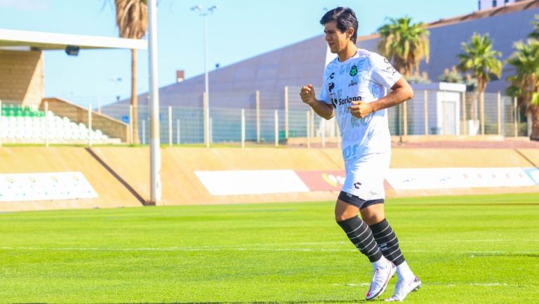 JJ Macías se estrena en Santos Laguna con gol y abandona el partido tras recibir un golpe