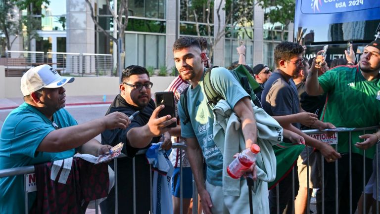 ¿Abandono? Selección Mexicana llegó a Arizona y fue recibida por poca afición