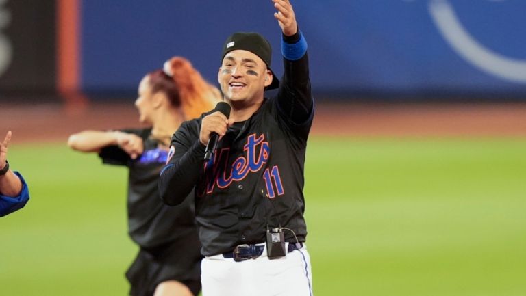 Pelotero de Mets canta su sencillo 'OMG' en medio del diamante de Citi Field