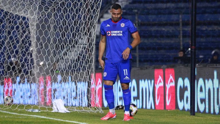 Giorgios Giakoumakis sale tocado en su debut con Cruz Azul