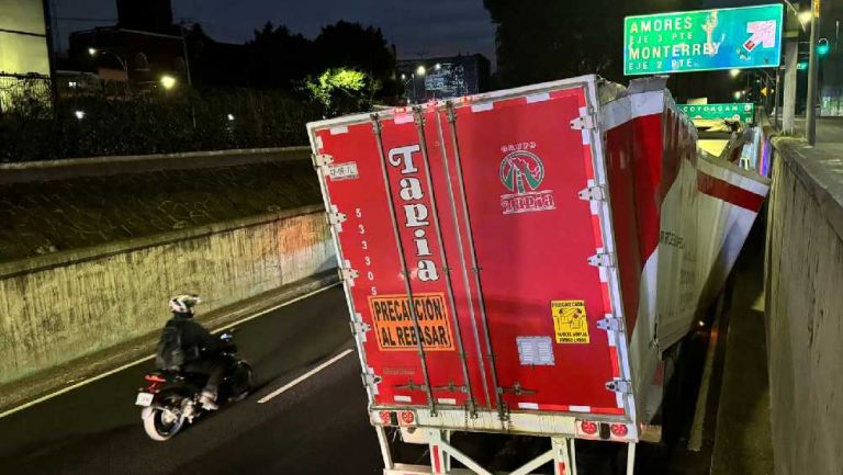 Trailer con 22 toneladas de arena para gato quedó atorado en bajo puente del Viaducto Miguel Alemán