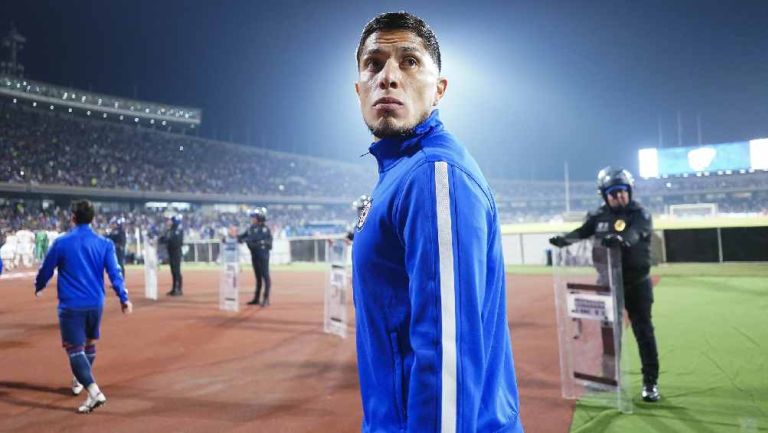 Carlos Salcedo manda su apoyo a Cruz Azul durante el partido ante Rayados