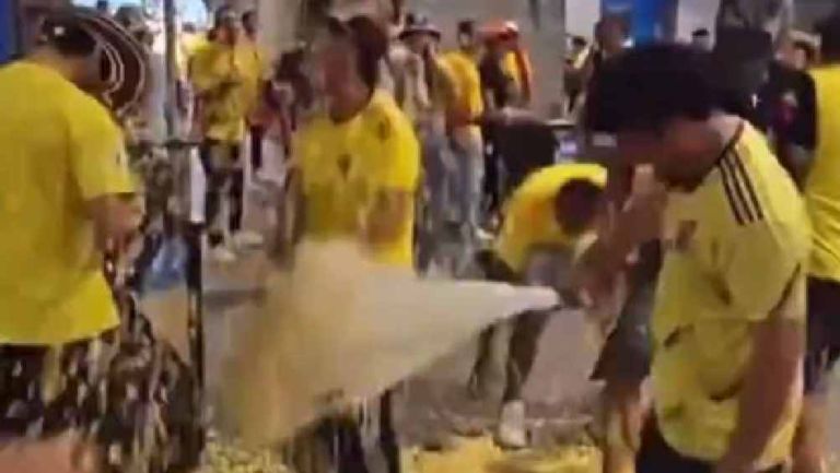 Aficionados colombianos roban bolsa de palomitas gigante durante la Final de Copa América