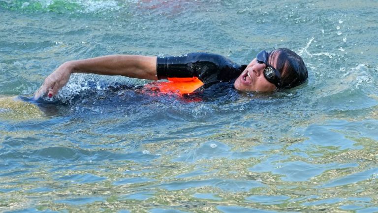 Anne Hidalgo nadó en el Río Sena a nueve días de la inauguración de los Juegos